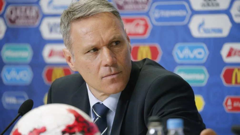 van Basten, en conferencia