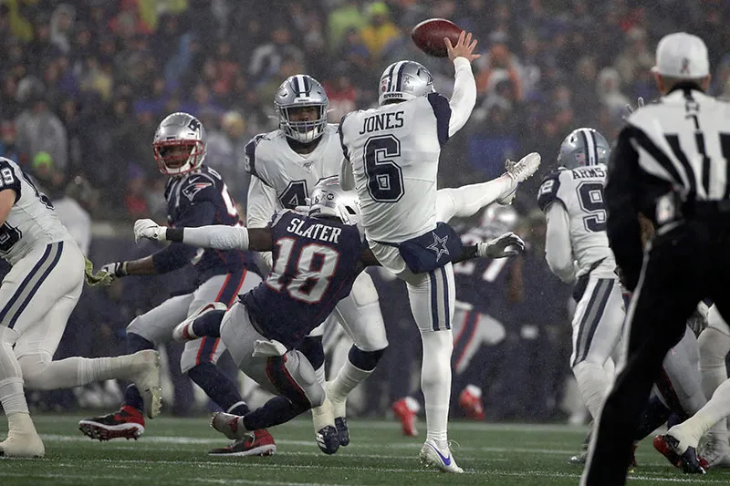 AP Slater desvía una patada de despeje de Cowboys