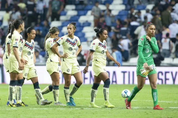 América desanimado en el césped del Gigante de Acero