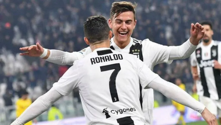 AP Dybala y Cristiano festejan gol con la Juventus