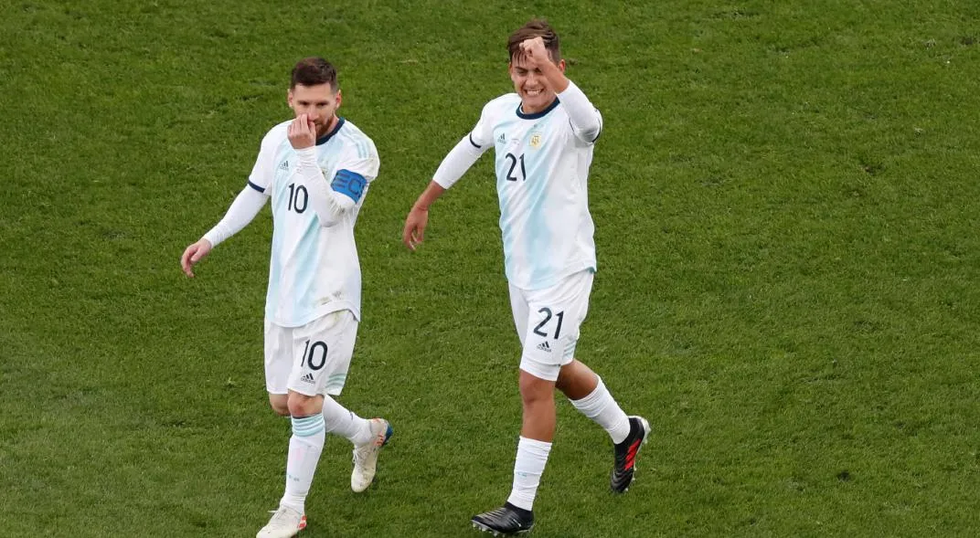 AP Dybala y Messi, en un partido de Argentina