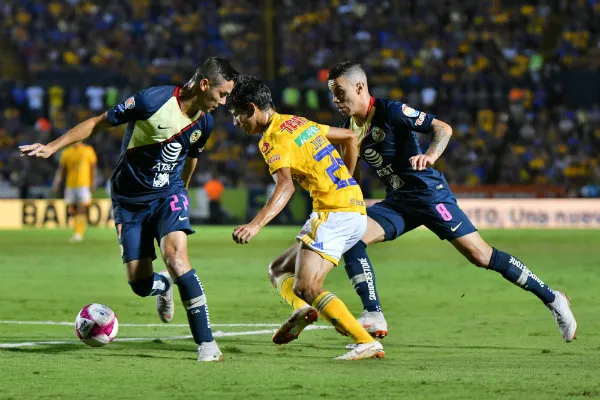 Jurgen Damm en acción con Tigres ante América