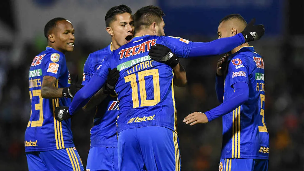 Jugadores de Tigres festejan una anotación