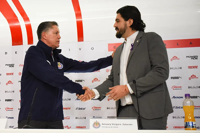 IMAGO7 Ricardo Peláez y Amaury Vergara estrechan sus manos