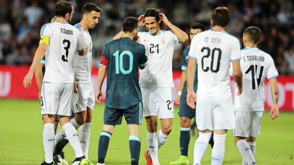 EFE Messi se encara con Cavani en un amistoso
