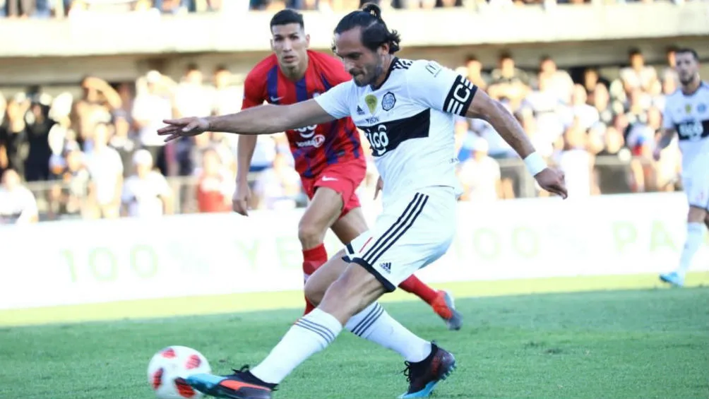 Roque Santa Cruz durante el partido ante Cerro