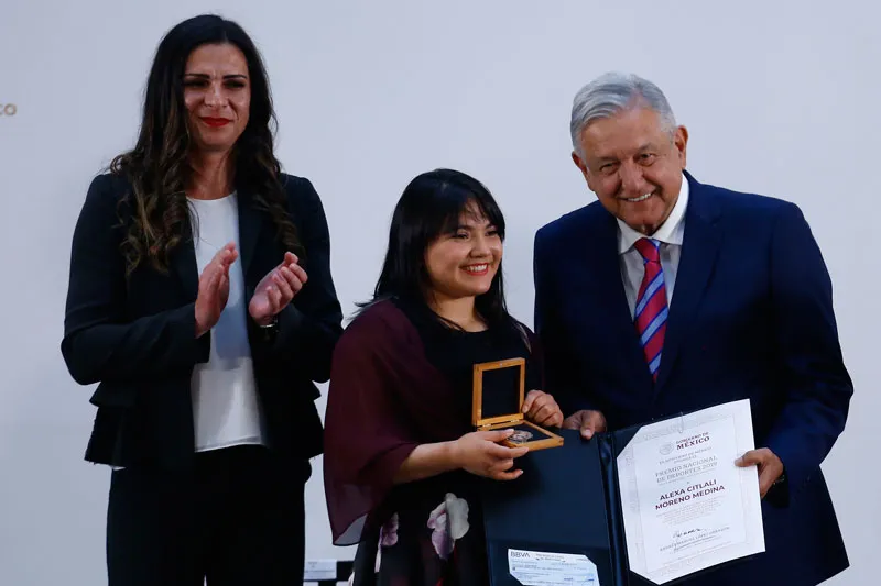 IMAGO7 El presidente de México entregó el premio a Alexa Moreno