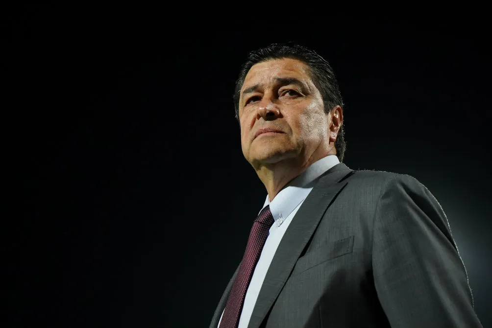 Luis Fernando Tena dirige a Chivas en partido de la Liga MX