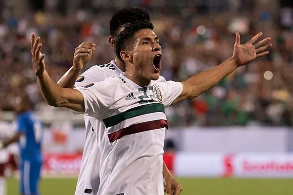 Uriel Antuna festeja un gol en partido con el Tri