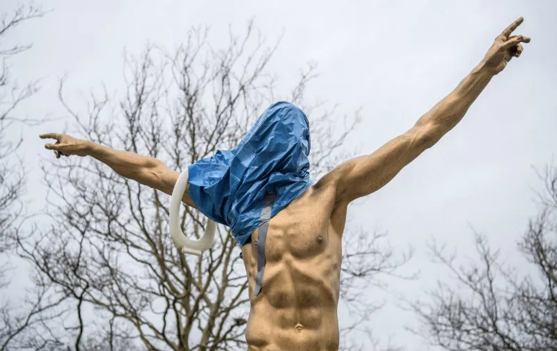 TWITTER:@FOTBALLSKANAL Estatua de Zlatan vandalizada