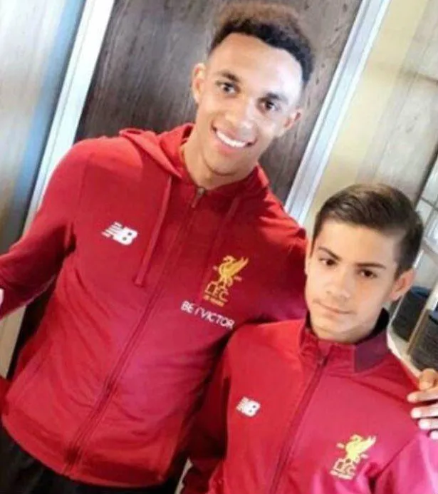 TWITTER @jacklusby_ Trent Alexander-Arnold con Oakley Cannonier, el famoso recogebalones
