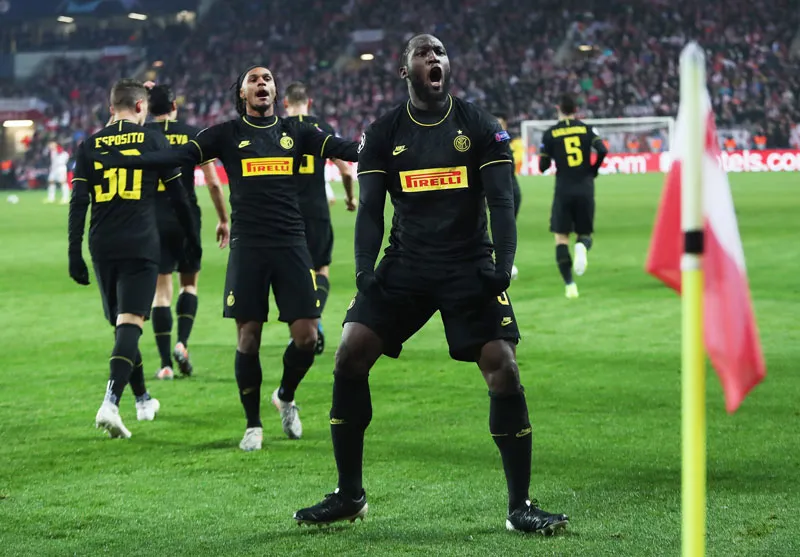 EFE El delantero belga celebra su anotación vs Slavia Praga