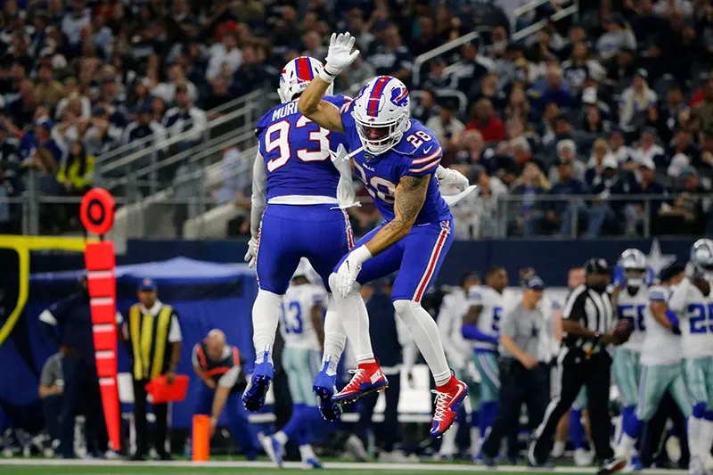 Trent Murphy y Kurt Coleman celebran una jugada de Bills