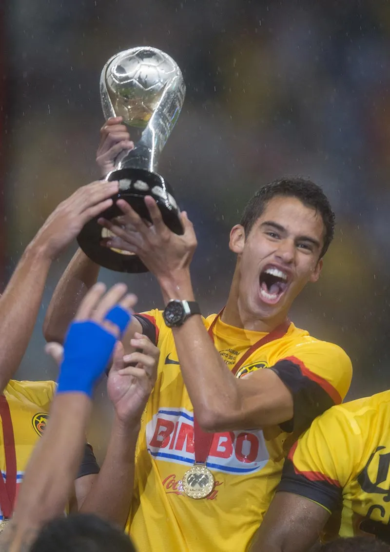 Diego Reyes alza el trofeo de América