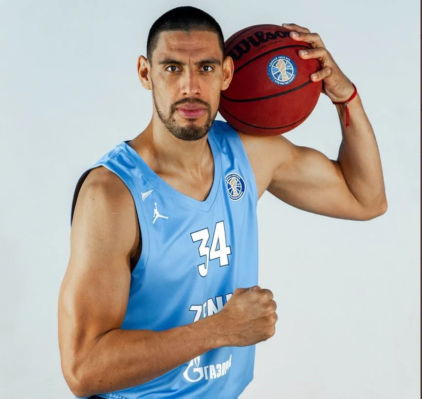 TWITTER @AYONGUSTAVO Ayón posa con un balón de basquetbol