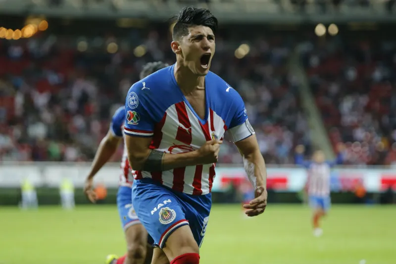 Alan Pulido celebrando gol