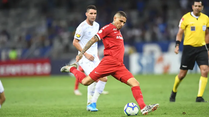 Guerrero, en un duelo con el Inter de Porto Alegre