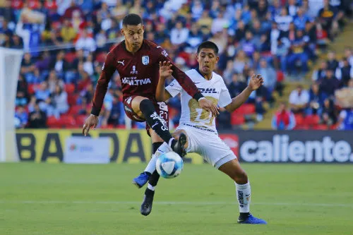 Ayron Del Valle e Idekel Domínguez disputan un balón