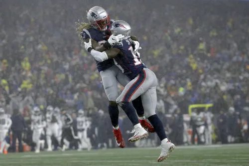 Bolden y Slater festejan haber bloqueado una patada