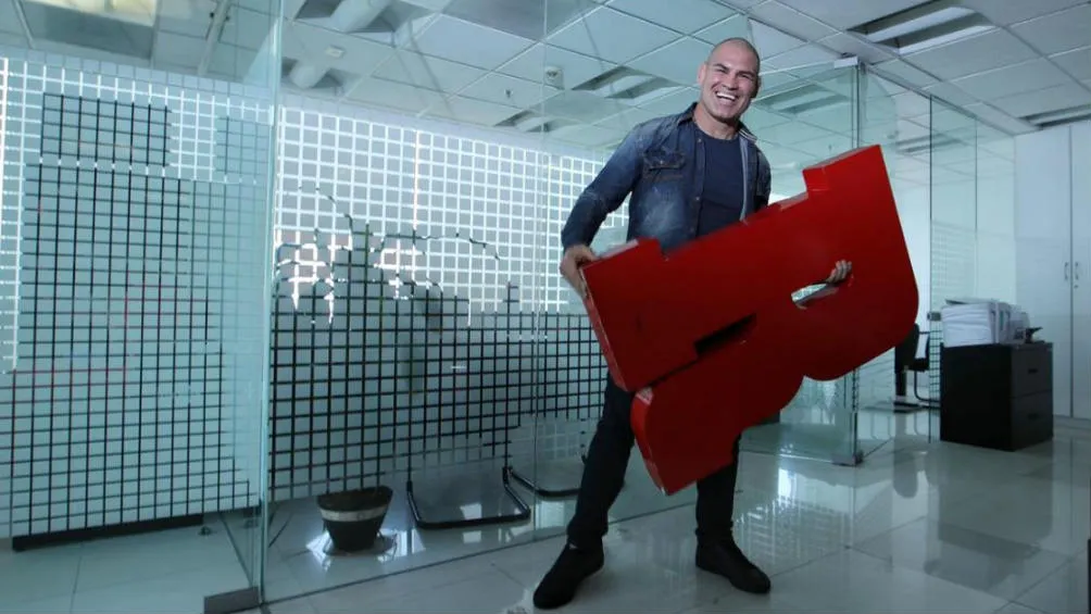 Caín Velásquez con la clásico R de RÉCORD