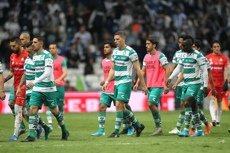 Jugadores de Santos cabizbajos tras perder ante Rayados