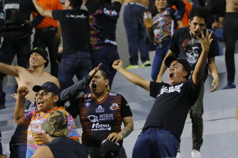 Aficionados de Alebrijes durante partido