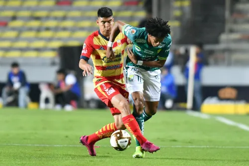 El Quick Mendoza y Yairo Moreno disputan un balón