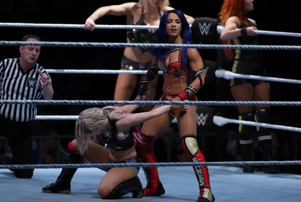 Sasha Banks somete a una rival arriba del cuadrilátero