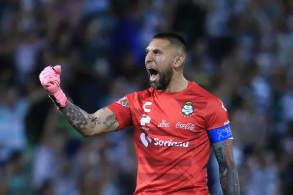 Jonathan Orozco en acción con Santos