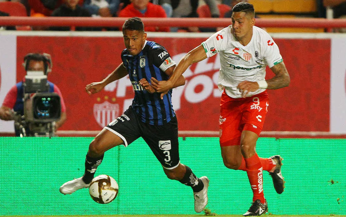 IMAGO7 Mauro Quiroga peleando el balón con Luis Romo