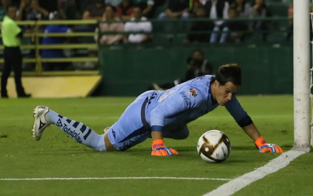 Sosa desvía la redonda tras un impacto del rival