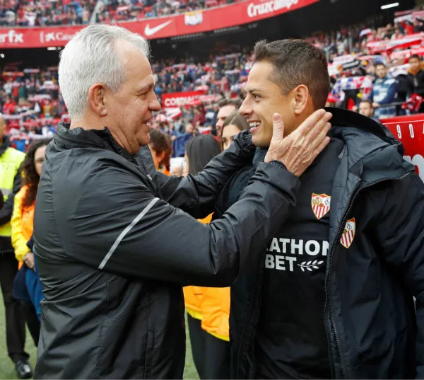 Javier Aguirre y Javier Hernández en el Sánchez Pizjuán