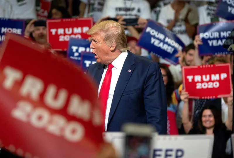 Donald Trump durante congreso contra el sida