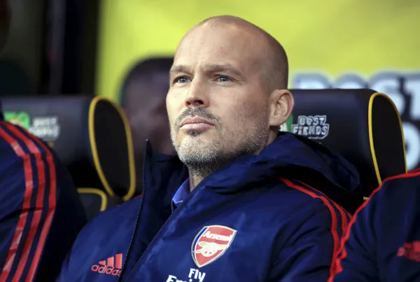 AP Freddie Ljungberg como técnico interino de Arsenal
