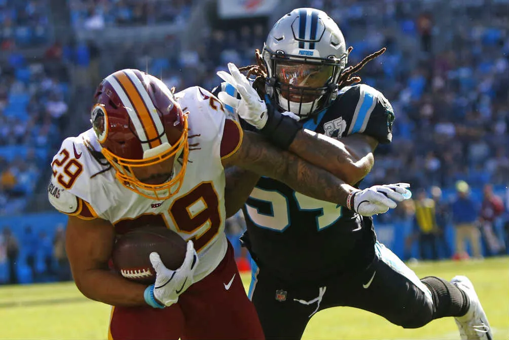 AP Derrius Guice acarrea el ovoide durante el juego ante Panthers