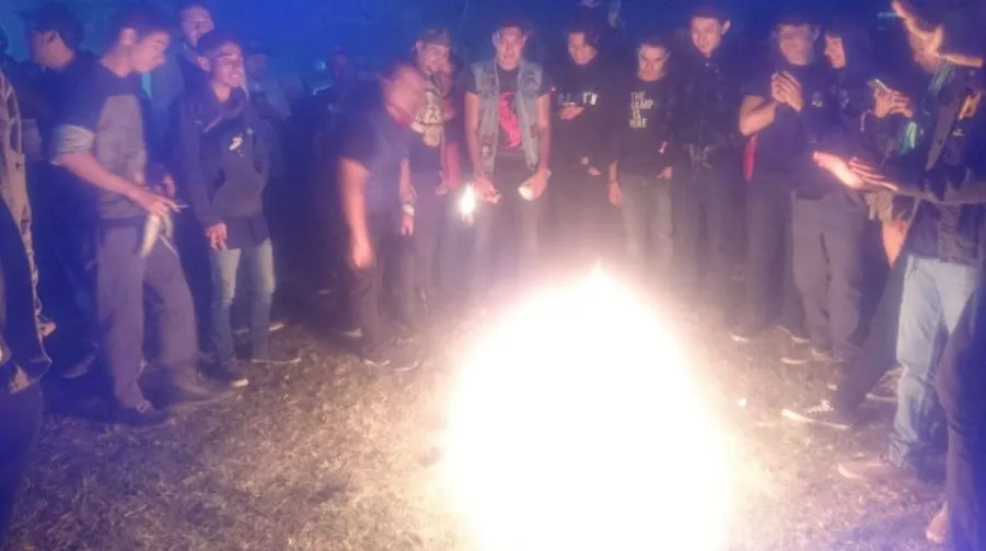 ESPECIAL Asistentes quemaron instrumentos y otros objetos