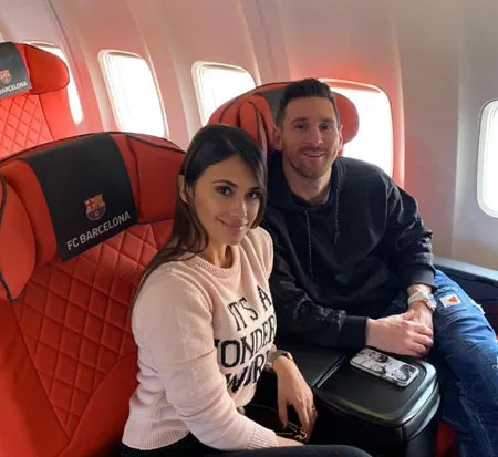 Antonella Roccuzzo y Leo Messi, en el avión a París
