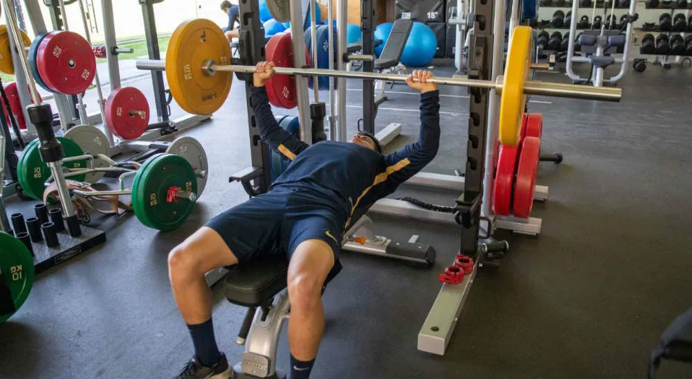 TWITTER @PumasMX Elemento de los Felinos en el Gimnasio