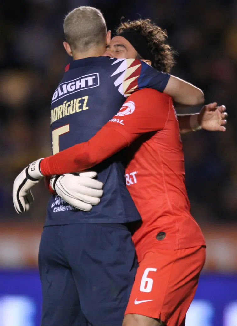 IMAGO7 Guillermo Ochoa y Guido Rodríguez celebrando el pase a Semifinales