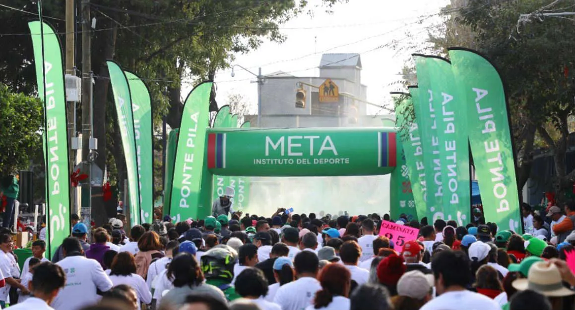 TWITTER @DeporteCDMX Corredores llegan a la meta