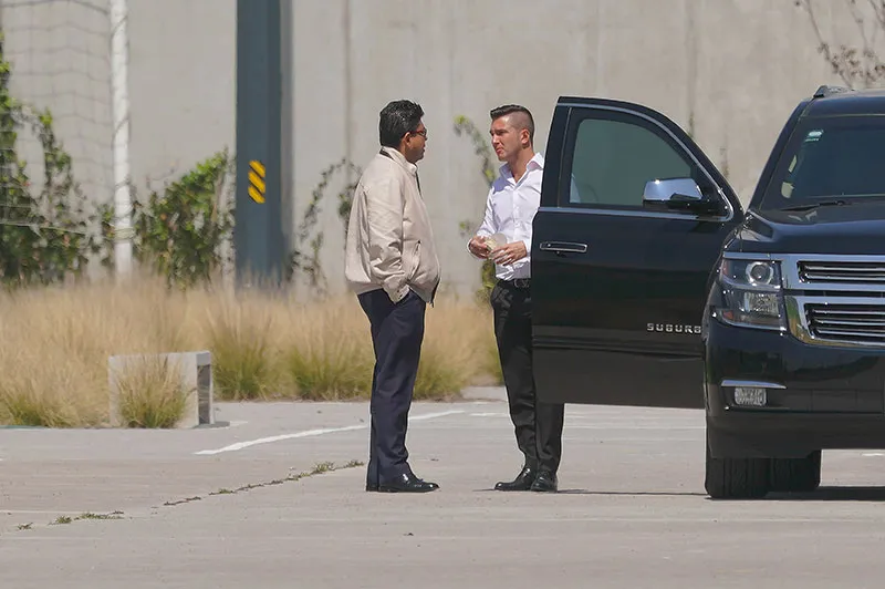 Fidel Kuri y su hijo afuera de las instalaciones de la FMF