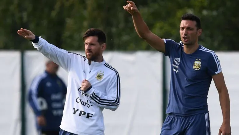 AP Messi y el DT Scaloni en una práctica de la Argentina