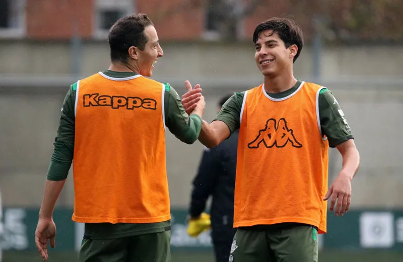 Andrés Guardado y Diego Lainez, en un entrenamiento del Betis