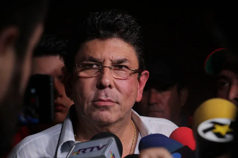Fidel Kuri habla ante los medios de comunicación