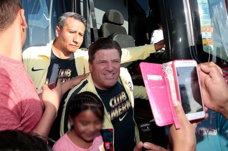 Piojo Herrera se toma una foto con una aficionada