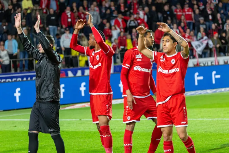 Omar Govea jugando con el Zulte Waregem