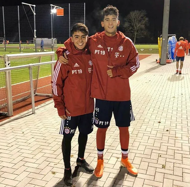 El mexicano (izquierda), en las instalaciones del Bayern Múnich