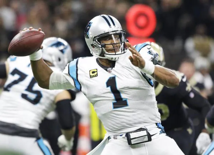 Cam Newton durante un duelo con los Panthers
