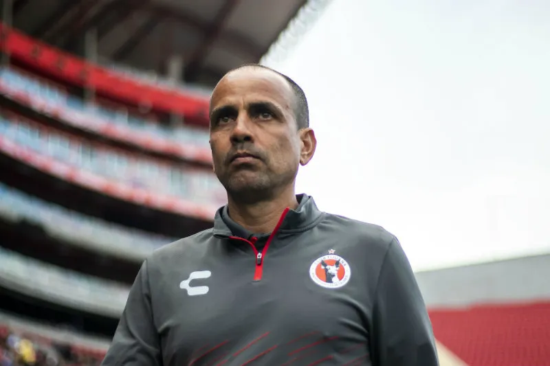 Óscar Pareja en partido con Xolos