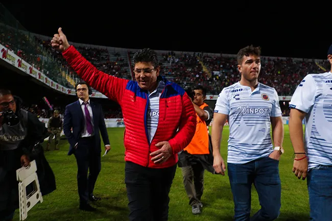 Kuri saluda a los aficionados en el Pirata Fuente